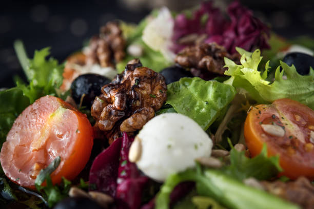 dieta i zdrowa sałatka śródziemnomorska - mediterranean cuisine salad olive oil tomato salad zdjęcia i obrazy z banku zdjęć