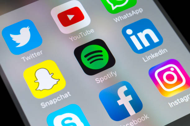 spotify, snapchat, linkedin и другие приложения на мобильном телефоне - spotify стоковые фото и изображения