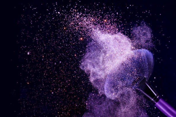 фиолетовый румянец взрыв на черном фоне - beautiful glamour motion purple стоковые фото и изображения