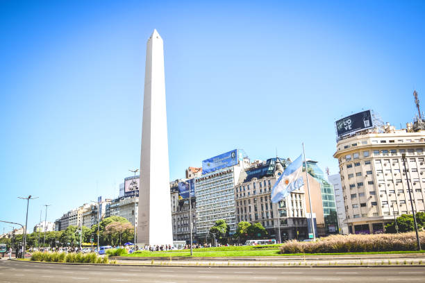 buenos aires - argentinië: de obelisk in buenos aires, argentinië - buenos aires stockfoto's en -beelden