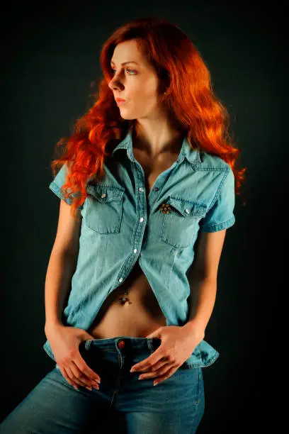 Woman in jeans-outfit