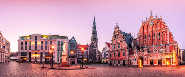 city hall square riga old town, letónia - riga baltic countries europe night - fotografias e filmes do acervo