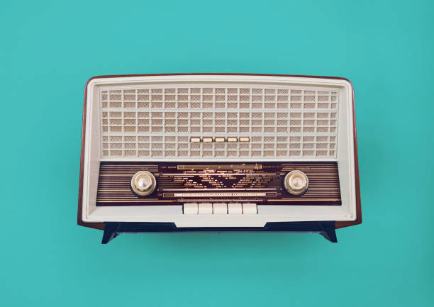 istock Vintage radio 651455126