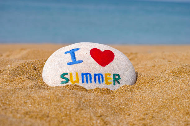 istock Stone with words I love summer on sea beach 651472200