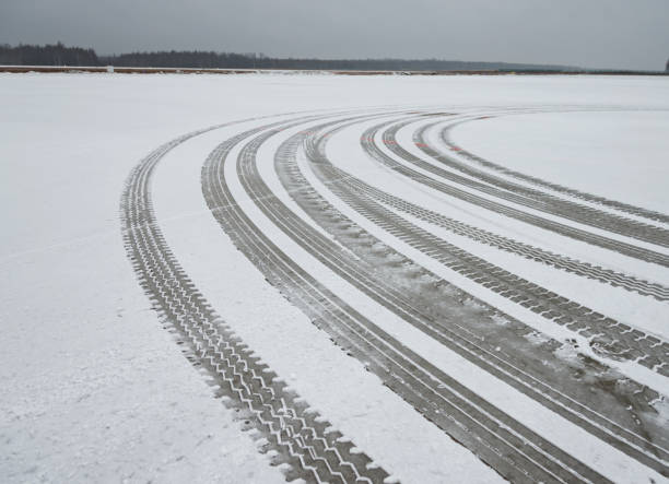 istock Auto tyre tracks in the snow 651479794
