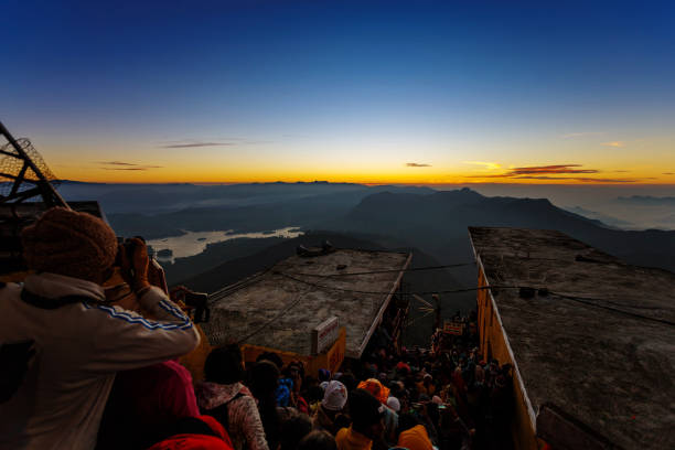 восход солнца приветствовал паломников на святой горе адамс пик - пик адама стоковые фото и изображения