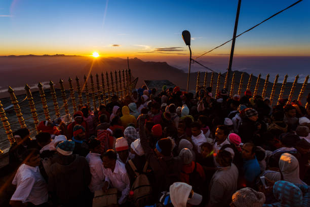 восход солнца приветствовал паломников на святой горе адамс пик - пик адама стоковые фото и изображения