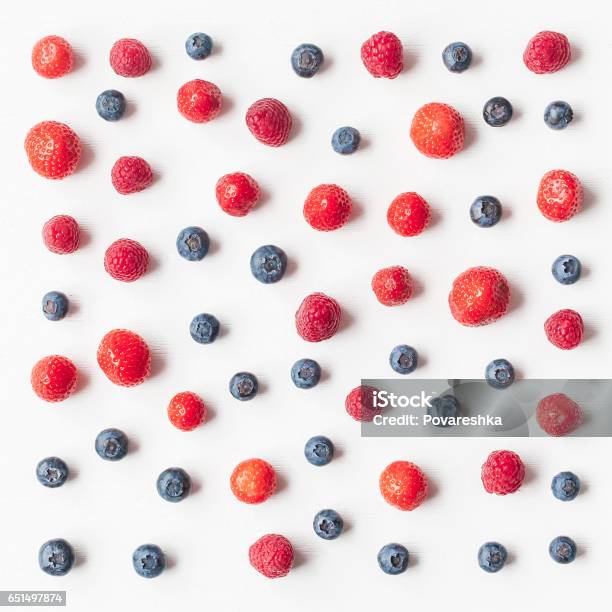 新鮮なイチゴブルーベリーラズベリーのパターン - 果物のストックフォトや画像を多数ご用意 - 果物, 赤, 真俯瞰