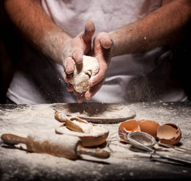 boulanger prépare le pain. - bread food basket sweet bun photos et images de collection