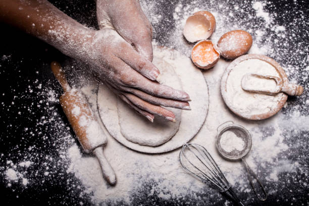 boulanger prépare le pain. - bread food basket sweet bun photos et images de collection