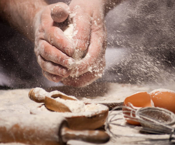 boulanger prépare le pain. - bread food basket sweet bun photos et images de collection