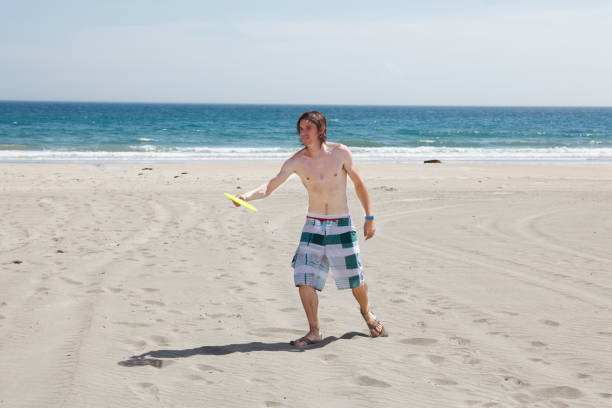 istock Young white male to frisbee 651527664