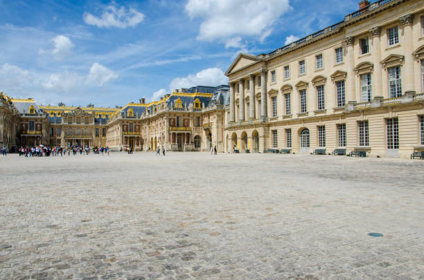 palacio de versalles o el castillo de versalles en un día soleado de verano - chateau de versailles fotografías e imágenes de stock