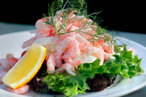 Panino con insalata di gamberi - foto stock