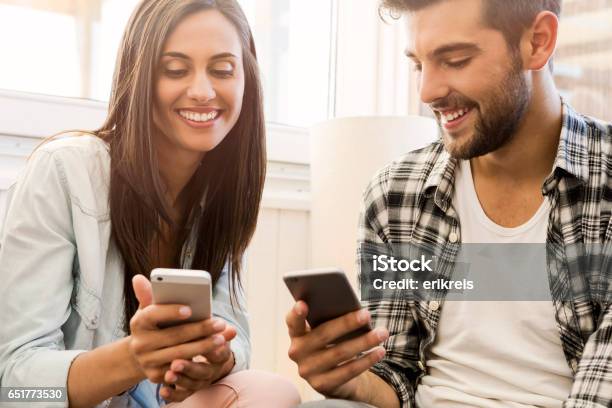 Freunde Senden Einer Textnachricht Stockfoto und mehr Bilder von Handy - Handy, Zwei Personen, Freundschaft