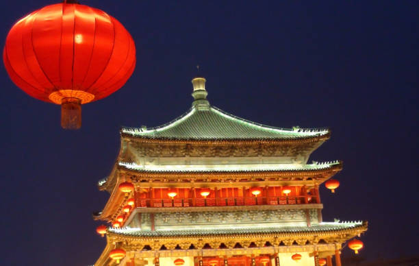 a bell tower de xi ' an, exibição de lanterna chinesa em xi'an shaanxi province.china.east ásia - xian tower drum china - fotografias e filmes do acervo