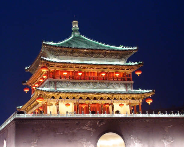 vista da torre de bell de xi'an na noite em xi'an shaanxi province.china.asia - xian tower drum china - fotografias e filmes do acervo