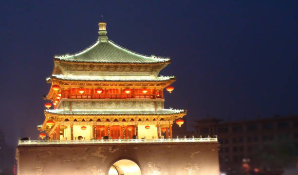 bell tower de xi ' an, exibição de lanterna chinesa em xi'an shaanxi province.china.asia - xian tower drum china - fotografias e filmes do acervo