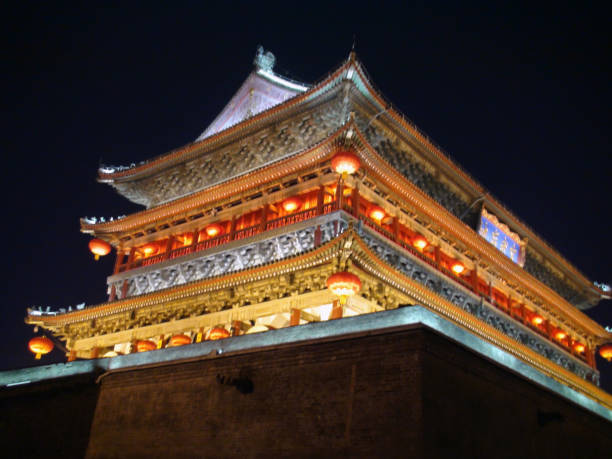 bell tower de xi'an vista em xi'an shaanxi province.china.east ásia - xian tower drum china - fotografias e filmes do acervo