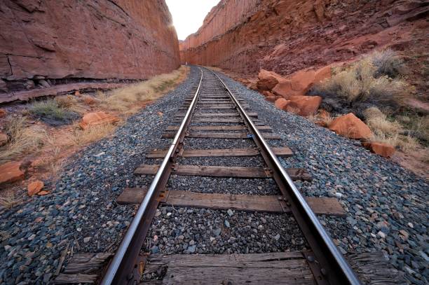 ferrovia em canyons - moab utah cloud desert - fotografias e filmes do acervo