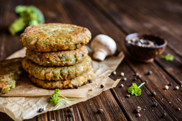 hamburguesas de brócoli con champiñones - hamburguesa vegetariana fotografías e imágenes de stock