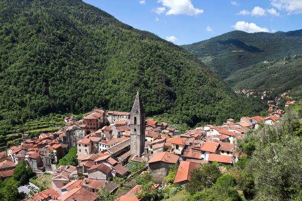 panorama du village de pigna, centre historique - province d’imperia - balagne photos et images de collection