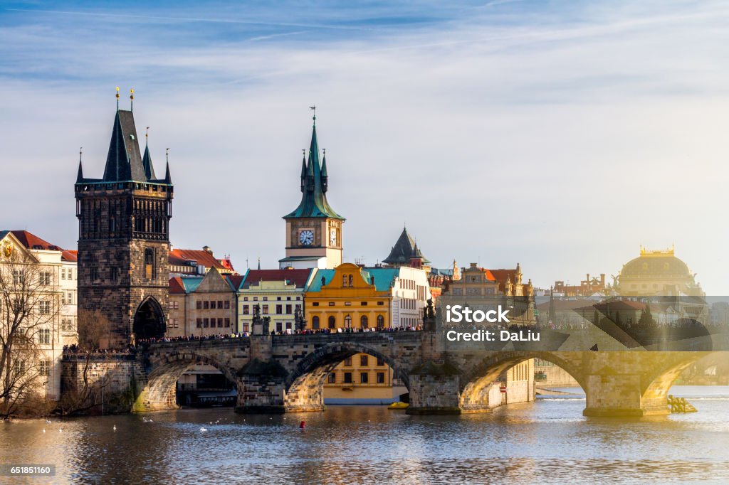 Ponte de Carlos (oferece a maioria) e menor torre de cidade, Praga, República Checa - Foto de stock de República Tcheca royalty-free