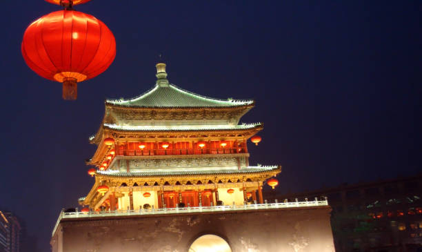 glockenturm von xi'an, chinesische laterne ansicht in xi'an shaanxi provinz.china.ostasien - xian tower drum china stock-fotos und bilder