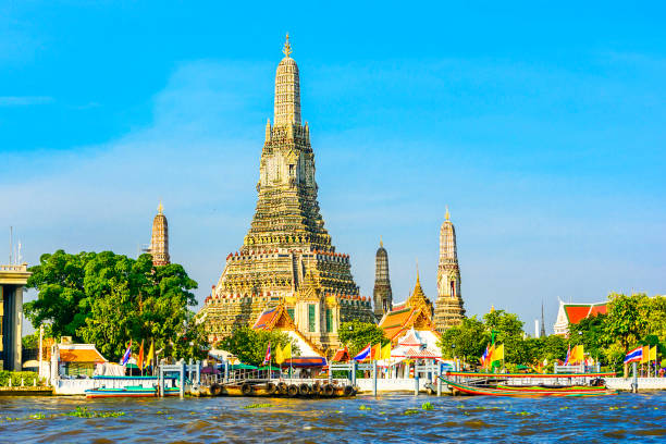 Wat Arun in Bangkok or Temple of the Down Wat Arun or Wat Chaeng, is situated on the west bank of the Chao Phraya River. Wat Arun or temple of the dawn is partly made up of colourfully decorated spires and stands majestically over the water. wat arun stock pictures, royalty-free photos & images