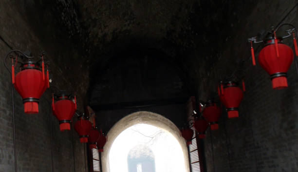 китайский фонарь на стене древнего города сиань в провинции шэньси china.asia - china xian chinese lantern wall стоковые фото и изображения