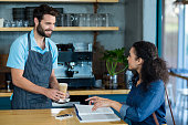 kellner-eine-tasse-kalten-kaffee-an-kunden-am-tisch-serviert.jpg?b=1&s=170x170&k=20&c=6cYNzG37DGwkGKV8RpcasxqpYzyfL0M9biret52QyQs=