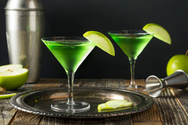 istock Homemade Green Alcoholic Appletini Cocktail 652112658