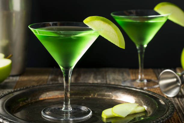 cóctel de appletini alcohólicas verde casera - apple martini fotografías e imágenes de stock