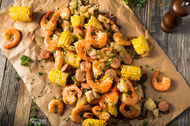 bollitore di gamberi cajun tradizionali fatti in casa - frutti di mare foto e immagini stock