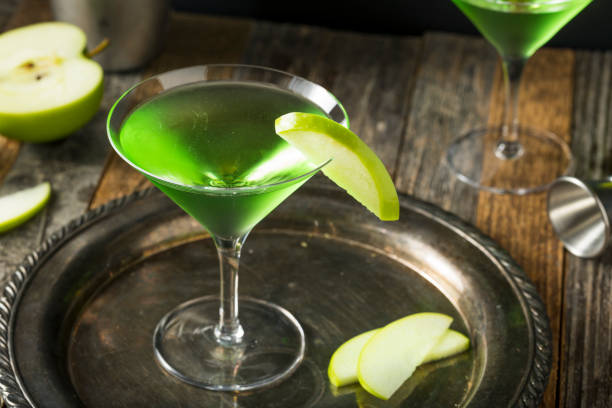 istock Homemade Green Alcoholic Appletini Cocktail 652112820