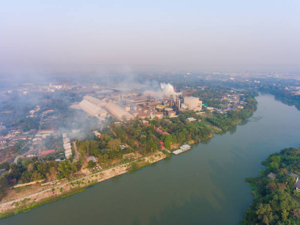 설탕을 생산 하는 동안 흰색 연기와 연기 굴뚝 - 2039 뉴스 사진 이미지