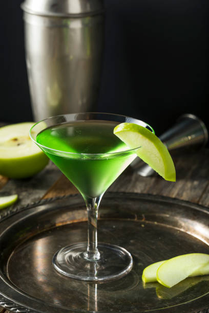 istock Homemade Green Alcoholic Appletini Cocktail 652112910