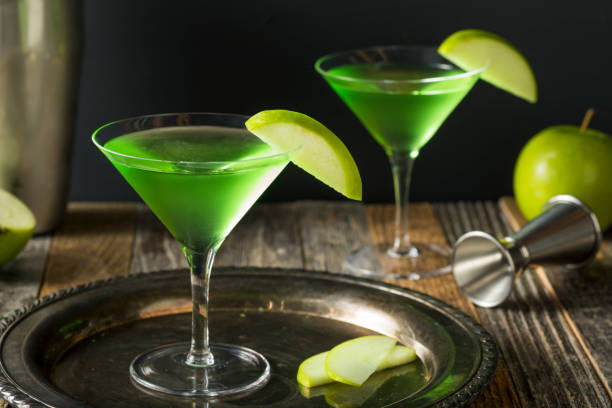 istock Homemade Green Alcoholic Appletini Cocktail 652112970