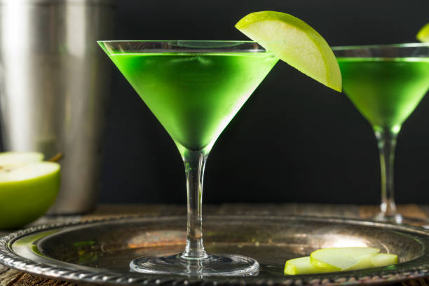 istock Homemade Green Alcoholic Appletini Cocktail 652113088