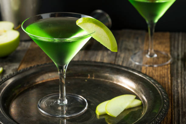 istock Homemade Green Alcoholic Appletini Cocktail 652113294