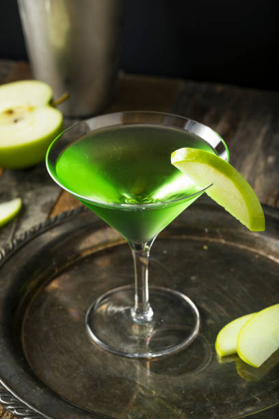 istock Homemade Green Alcoholic Appletini Cocktail 652113548