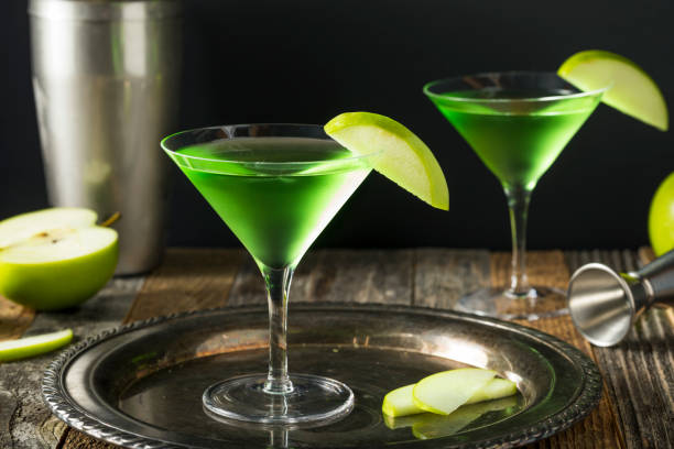 istock Homemade Green Alcoholic Appletini Cocktail 652115628