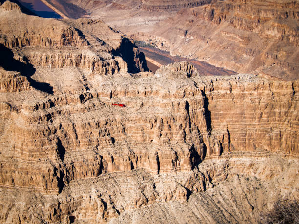 helikopter latający nad grand canyon west rim - arizona, stany zjednoczone ameryki - canyon majestic grand canyon helicopter zdjęcia i obrazy z banku zdjęć