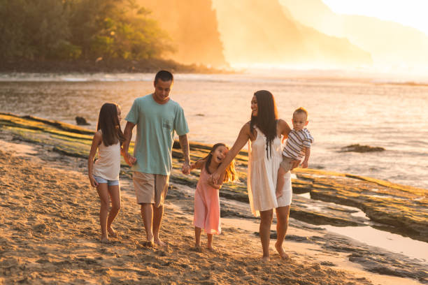 vacances en famille sur la plage de hawaii - hawaiian ethnicity photos et images de collection