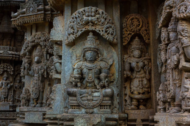 primo piano di sculture di divinità di narasimha sulla parete esterna del santuario nel tempio chennakesava a somanathapura, karnataka, india, asia - somnathpur foto e immagini stock