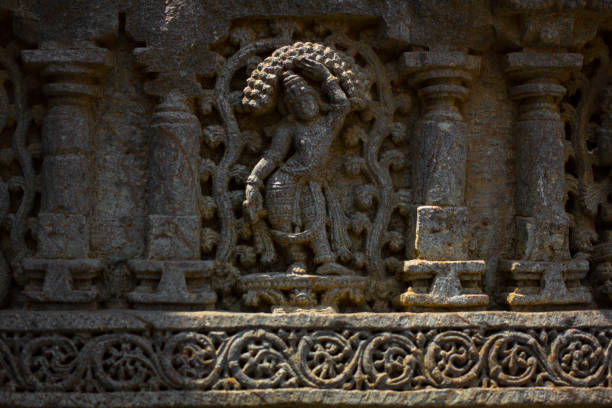 scultura da donna danzante sotto eves sulla parete esterna del santuario nel tempio chennakesava a somanathapura, mysore, karnataka, india, asia - somnathpur foto e immagini stock