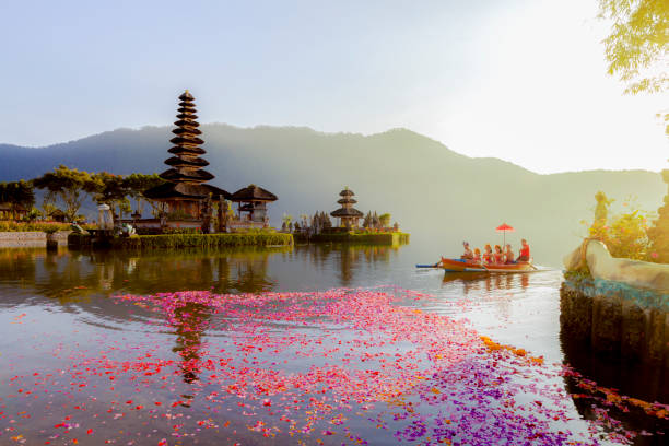 Lago Beratan em Bali Indonésia, 6 de março de 2017 : Aldeões balineses participam da tradicional procissão religiosa hindu no templo de Ulun Danu, Lago Beratan, em Bali Indonésia - foto de acervo