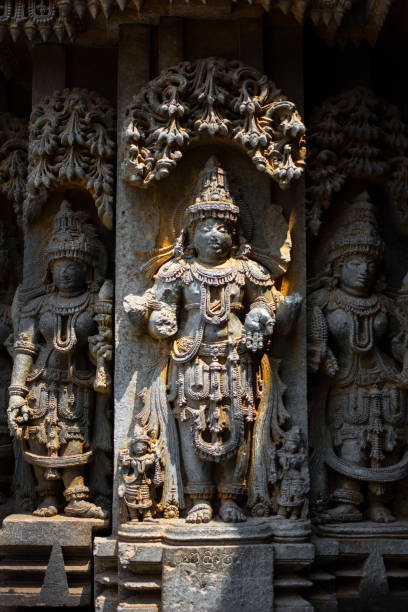 scultura di divinità sotto eves sulla parete esterna del santuario nel tempio chennakesava a somanathapura, karnataka, india, asia - somnathpur foto e immagini stock