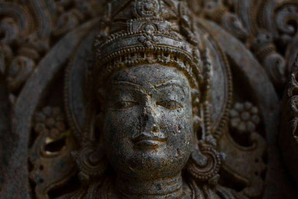 volto distrutto della scultura della divinità sotto gli eves sulla parete esterna del santuario nel tempio chennakesava a somanathapura, karnataka, india - somnathpur foto e immagini stock