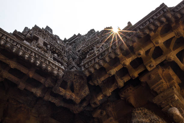 chennakesava, somanathapura, 마이 소 르, karnataka, 인도, 아시아 근처의 벽을 관통 하는 광선을 태양. - somnathpur 뉴스 사진 이미지